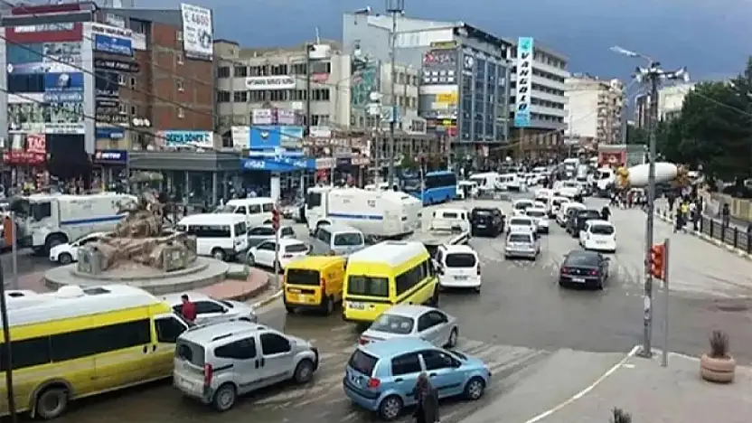 Trafik sorunu günden güne derinleşiyor