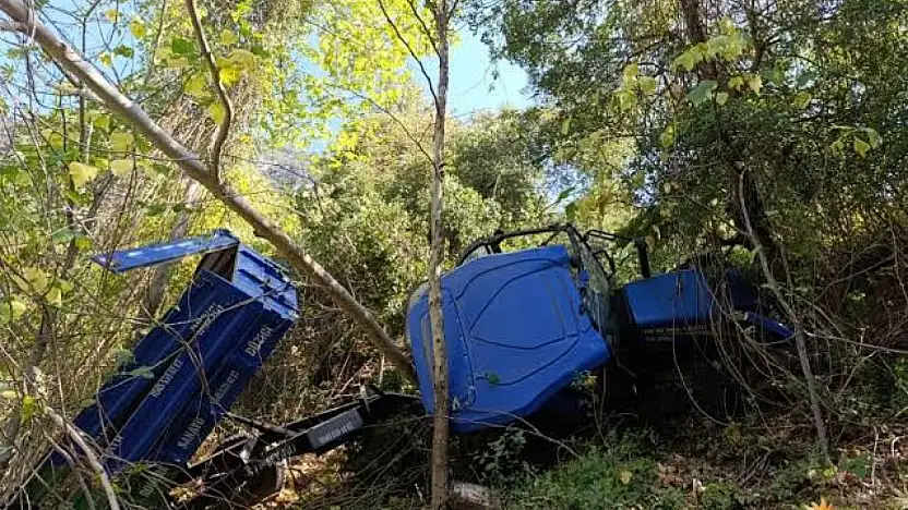 Traktör uçurumdan devrildi: 2'si çocuk 5 kişi yaralandı