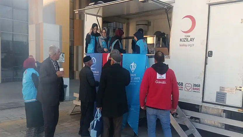 Türk Kızılay Van Şubesi'nden vatandaşlara sıcak çorba ikramı