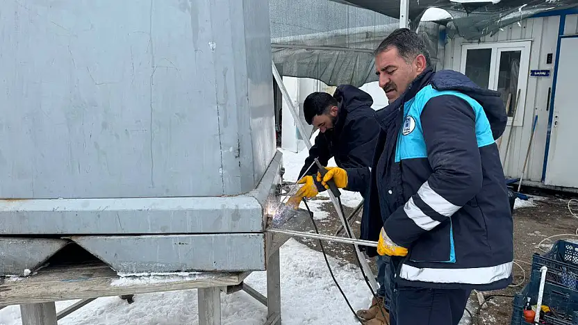 Tuşba Belediyesi'nden çöp konteynerlerine Bakım ve temizlik çalışması