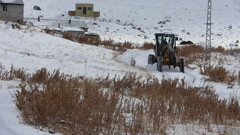Tuşba Belediyesi'nden karla mücadele çalışması