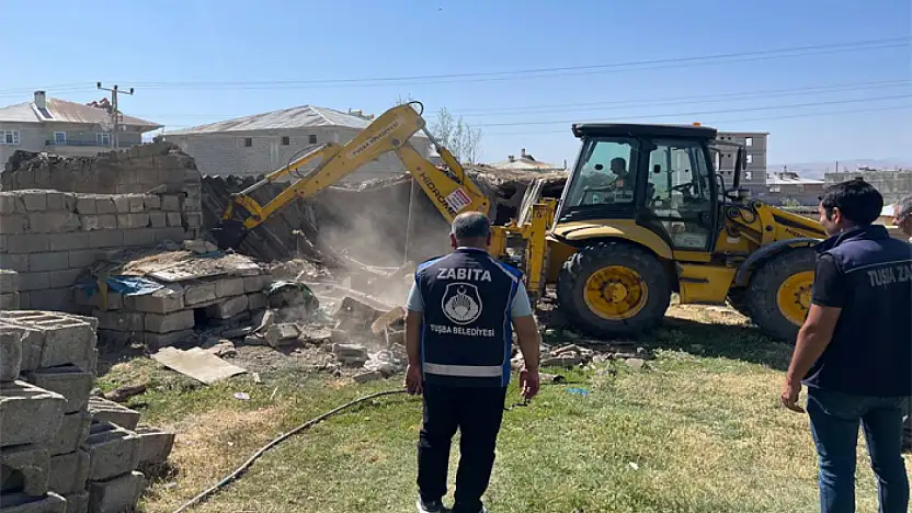 Tuşba'da halk sağlığını tehdit eden ahırların yıkımına başlandı