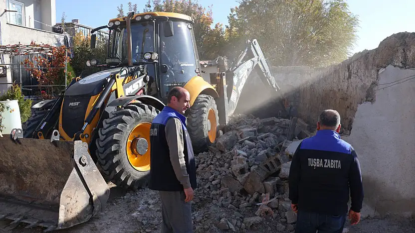 Tuşba'da halk sağlığını tehdit eden ahırların yıkımına devam ediyor