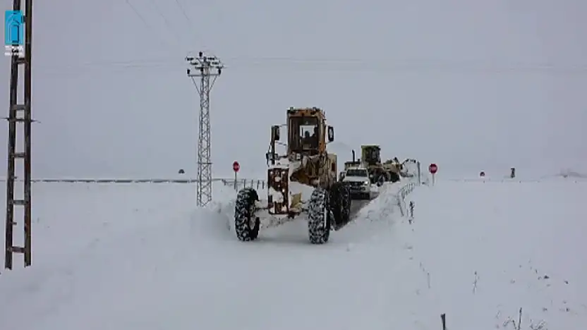 Tuşba'da kar engeli aşıldı: Mahsur kalan hasta hastaneye ulaştırıldı