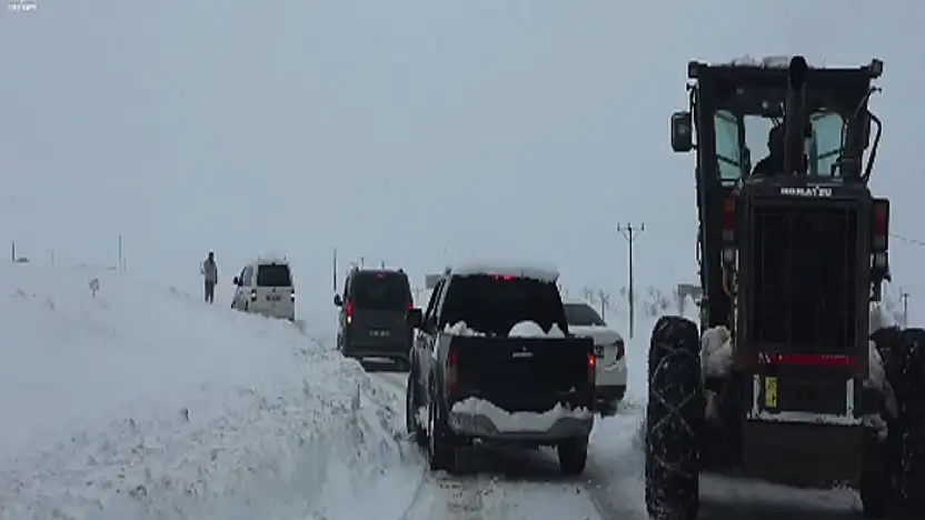 Tuşba'da kar nedeniyle mahsur kalan araçlar kurtarıldı