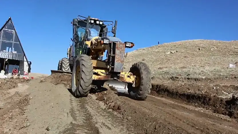 Tuşba'da kırsal mahallelerde yol çalışmaları sürüyor