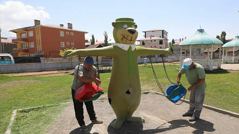 Tuşba'da parklarda bakım onarım çalışması