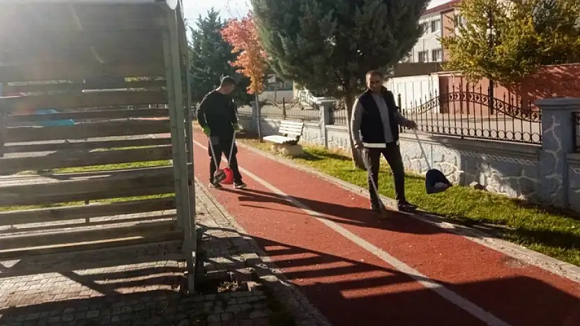 Tuşba'da parklarda temizlik çalışması