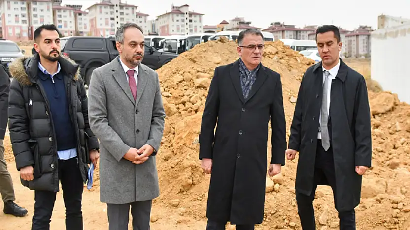 Vali Balcı, yapımı süren 12 derslikli anaokulunda incelemelerde bulundu