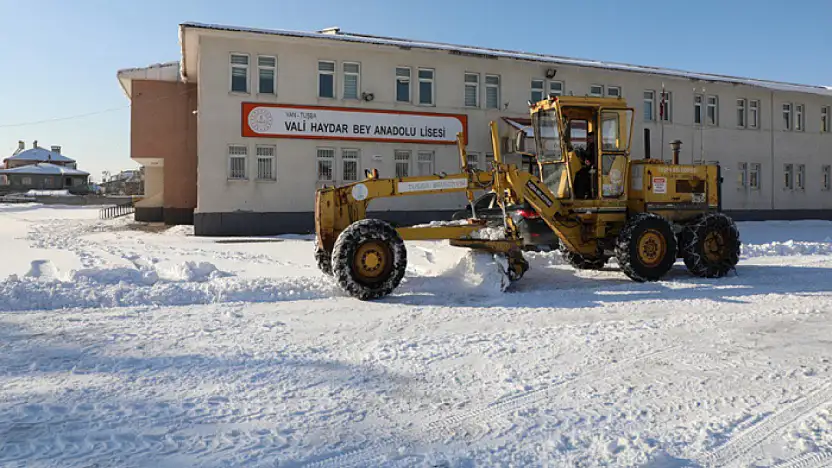 Vali Haydar Bey Lisesi çevresinde kar temizliği yapıldı