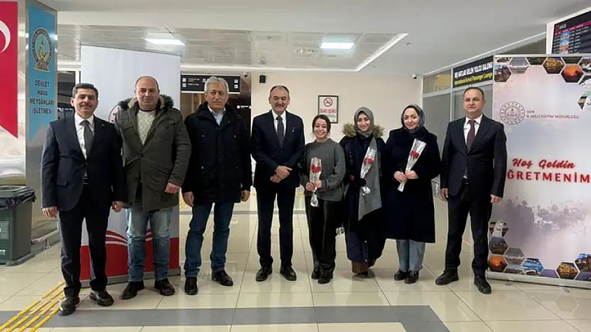 Van'a yeni atanan öğretmenler güllerle karşılandı