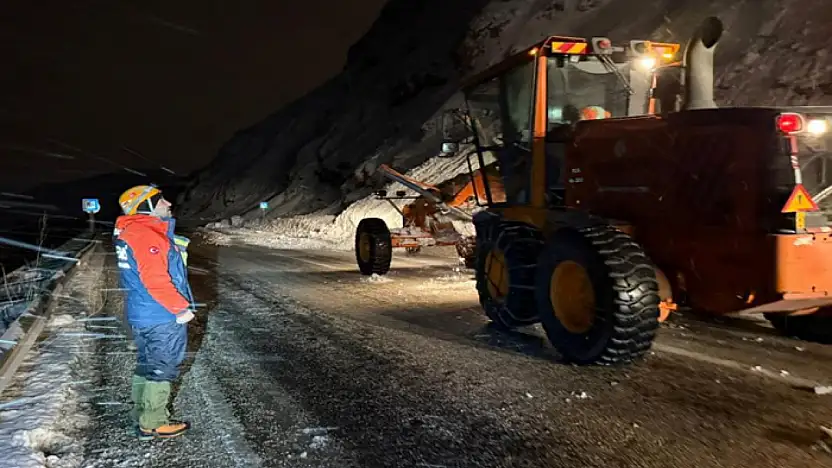 Van-Bitlis karayoluna çığ düştü