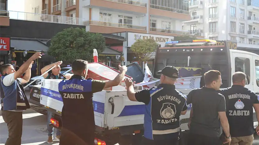 Van Büyükşehir Belediyesi kaldırım ve yollara bırakılan ürünleri toplattı