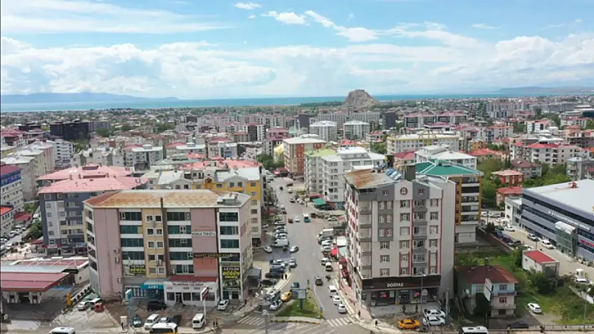 Van Büyükşehir Belediyesi Terzioğlu Caddesini yeniliyor