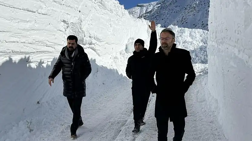 Van-Çatak yolu çığ düşmeleri nedeniyle 4 gündür ulaşıma kapalı
