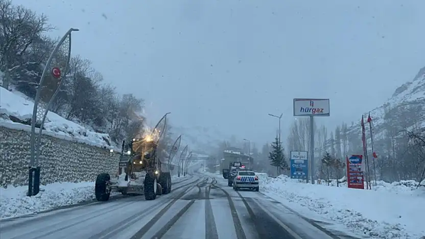 Van-Çatak yolu trafiğe kapatıldı