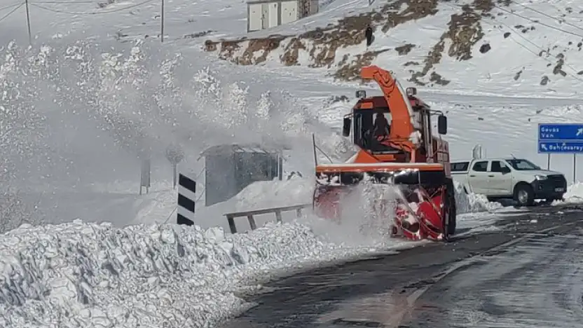 Van-Çatak yolunda 5. gün: Geçişler sadece acil ve öncelikli araçlara açık