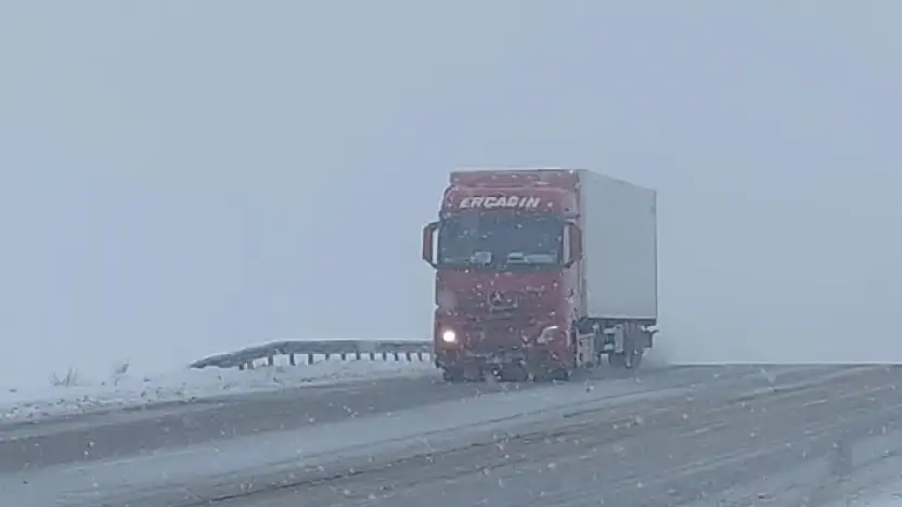 Van'da 102 yerleşim yerinin yolu ulaşıma kapandı