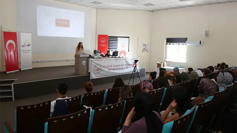 Van'da, 'Aile Ve Hukuk' konulu söyleşi