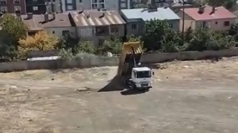 Van'da boş araziye hafriyat döken sürücü tespit edildi