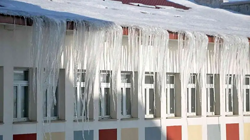 Van'da buz sarkıtları tehlike saçıyor