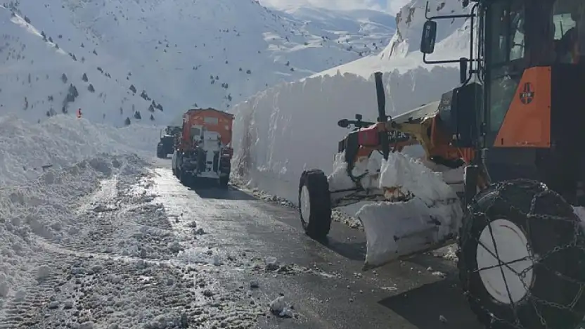 Van'da çığ bölgesinde çalışan greyder şarampole yuvarlandı