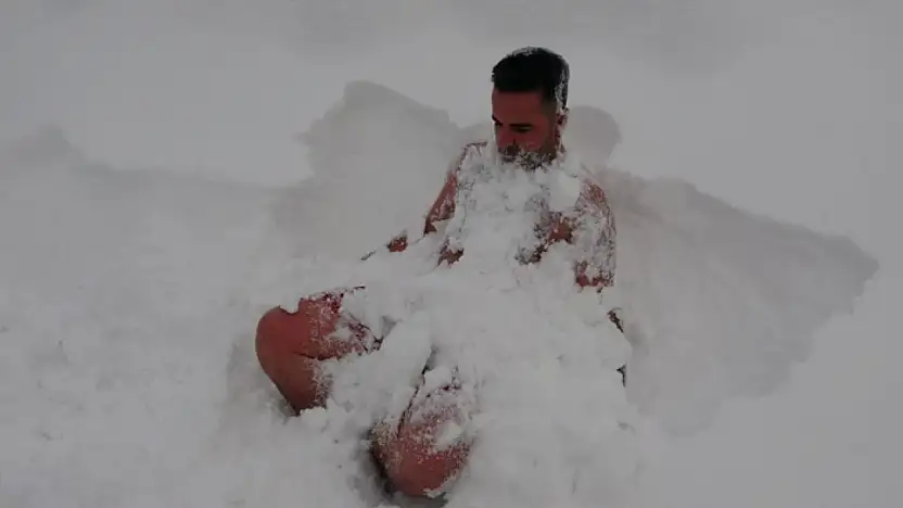 Van'da eksi 8 derecede kar banyosu yaptı