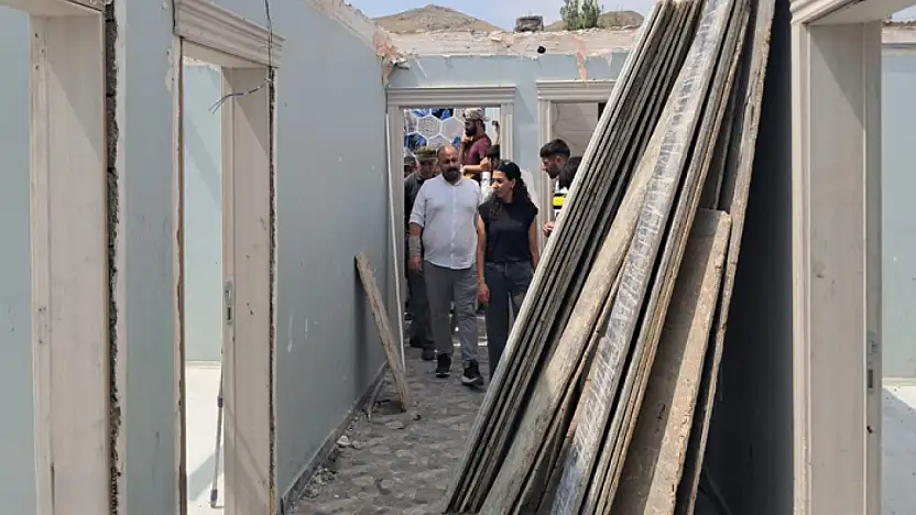 Van'da evi yanan aileye destek