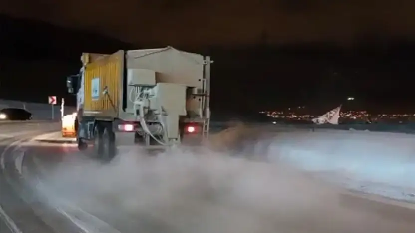 Van'da gece boyu kar mesaisi: Ana arterler tuzlandı