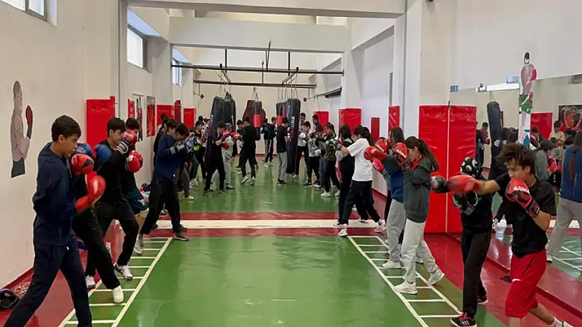 Van'da genç boksörler ringlere hazırlanıyor