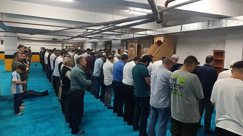 Van'da Hazreti Ömer Camii yeniden yapılıyor: Otopark alanı geçici mescit oldu