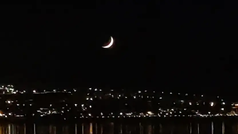 Van'da hilal geceyi süsledi