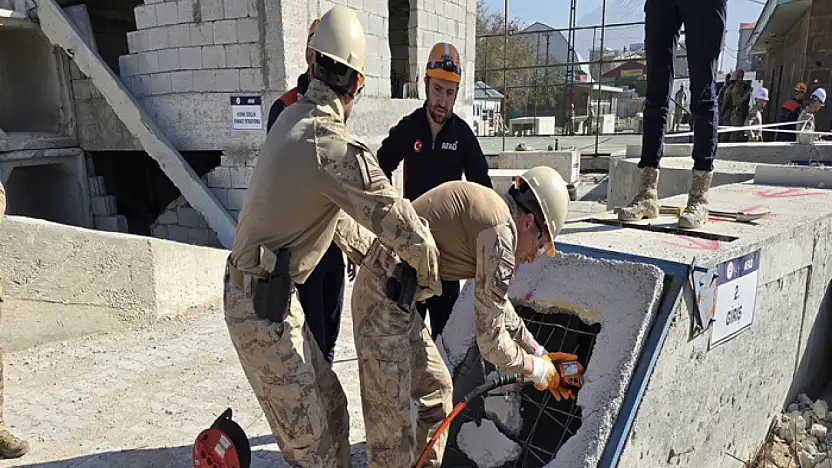 Van'da jandarma komandolarına enkazda arama kurtarma eğitimi