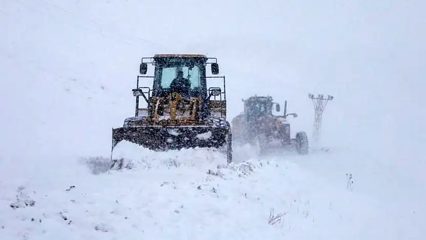 Van'da kapanan yolları ulaşıma açma çalışmaları sürüyor