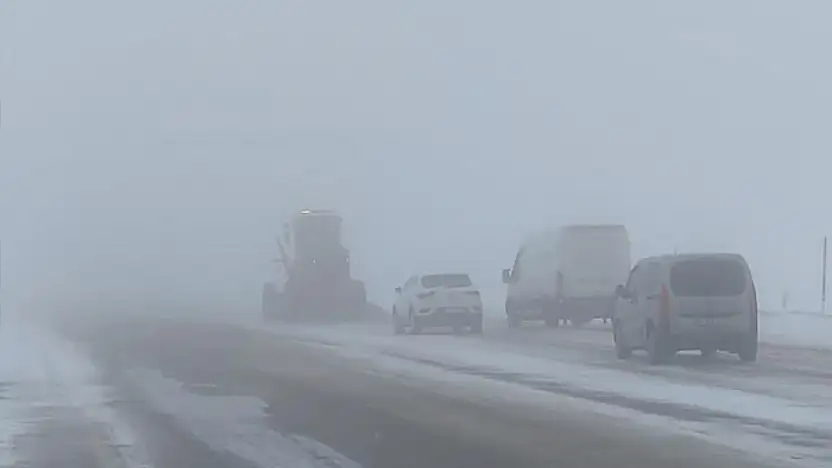 Van'da kar ve sis trafiği vurdu: Görüş mesafesi 30 metreye düştü