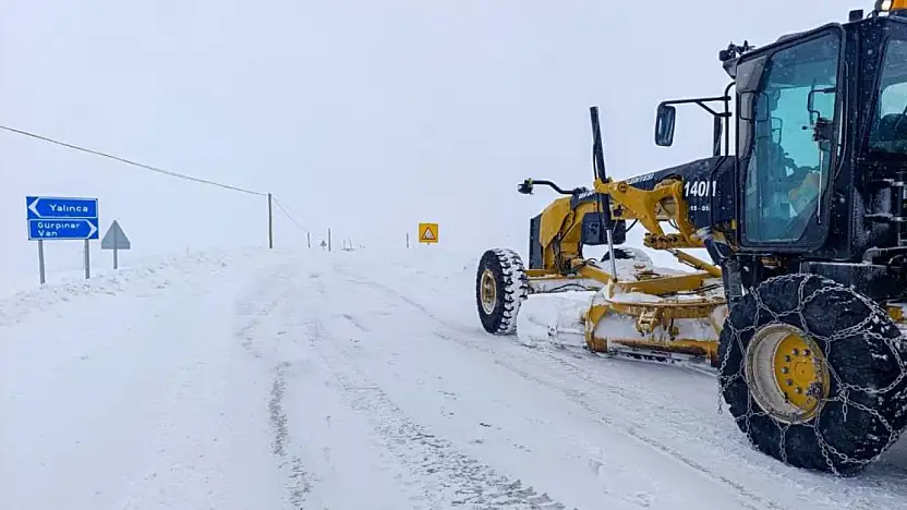 Van'da kar yağışı ulaşımı vurdu: 141 Yerleşim yolu kapalı
