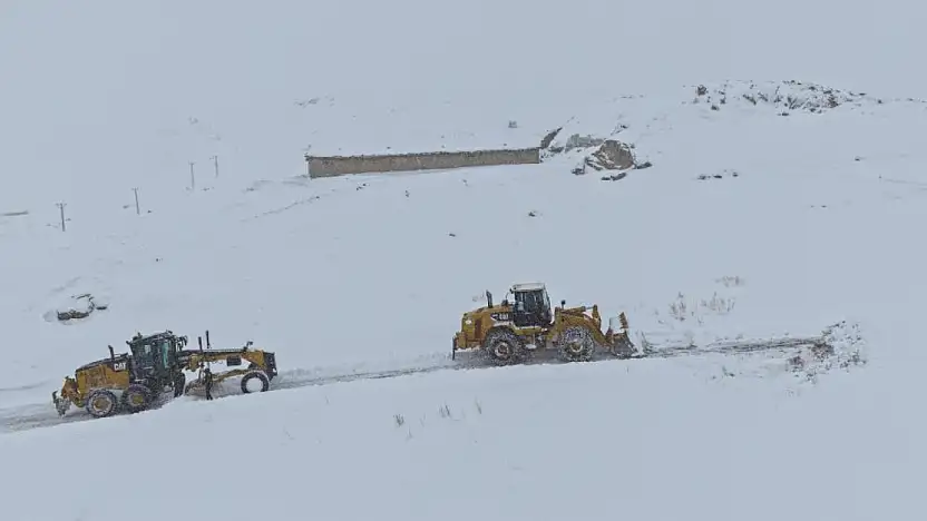 Van'da kardan dolayı kapanan 569 yolun 506'sı açıldı