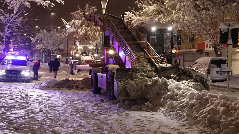 Van'da karla mücadele seferberliği: 240 araç ve 600 personel sahada