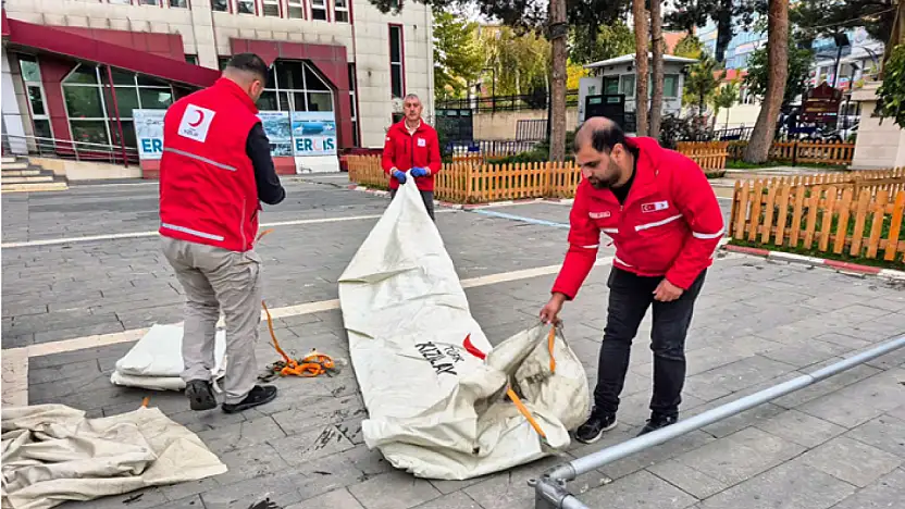 Van'da Kızılay gönüllülerine çadır kurma eğitimi
