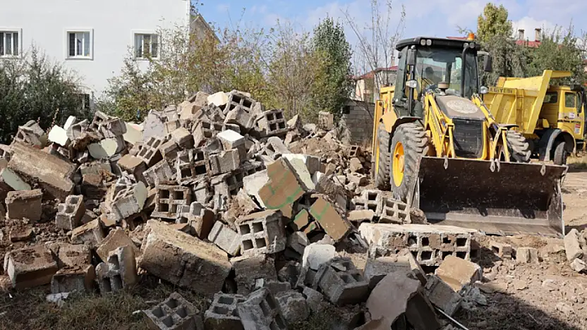 Van'da metruk yapıların yıkımı devam ediyor