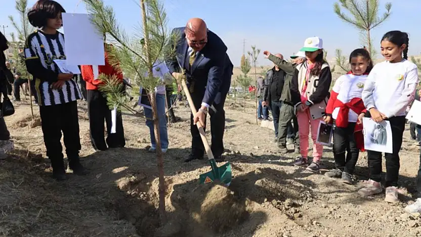 Van'da öğrenciler Yeşil Vatan için fidan dikti