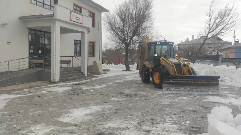 Van'da okul bahçelerinde kar temizliği yapıldı
