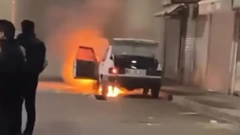 Van'da park halindeki otomobil alev alev yandı