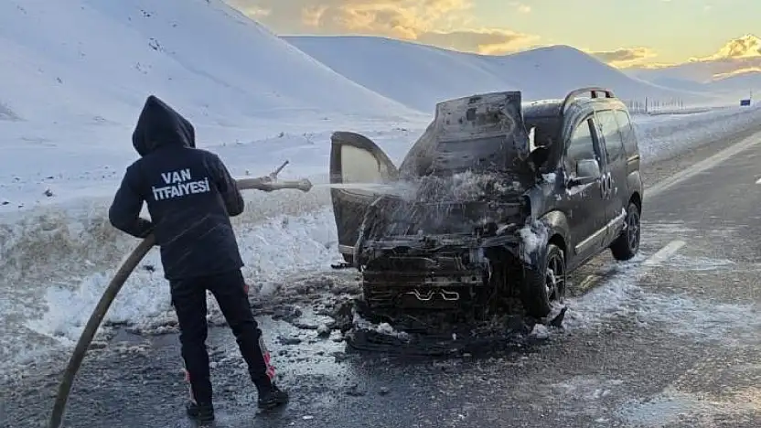 Van'da seyir halindeki kamyonet yandı