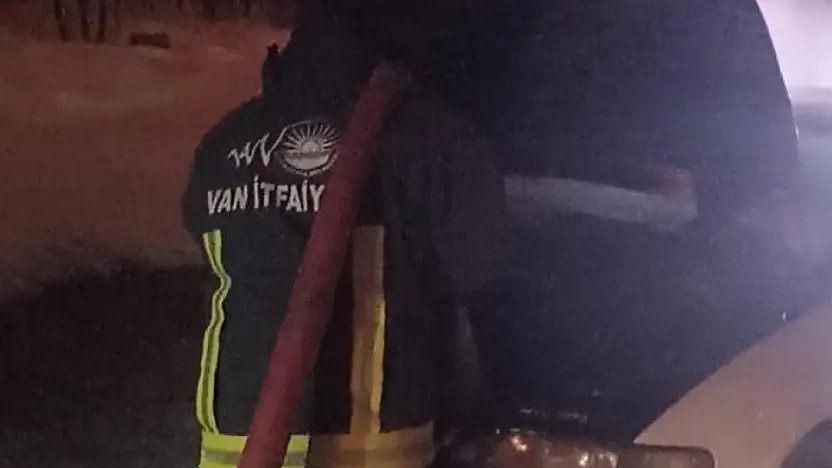 Van'da seyir halindeki otomobil alev aldı