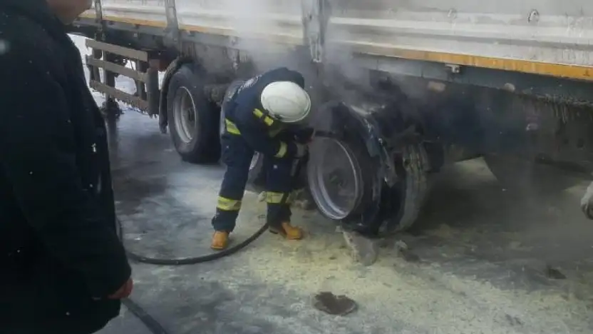 Van'da seyir halindeki tırın lastikleri yandı
