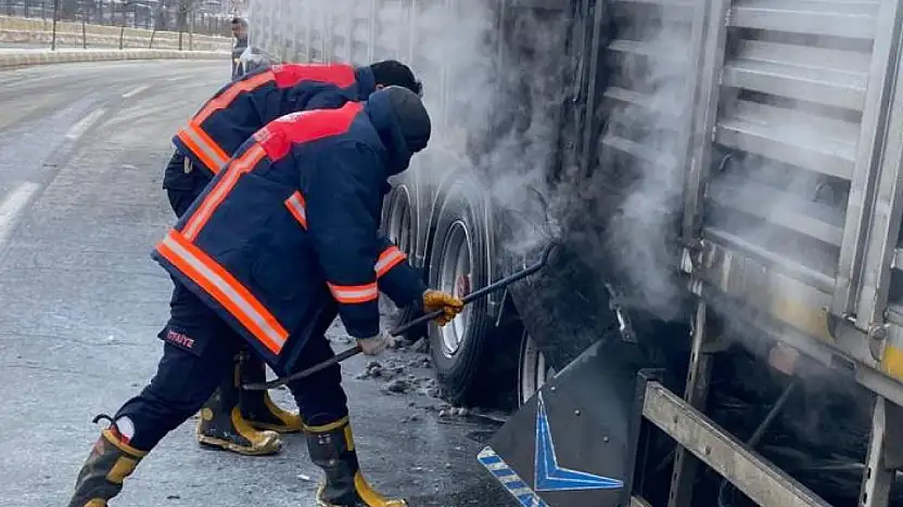 Van'da seyir halindeki tırın lastikleri yandı