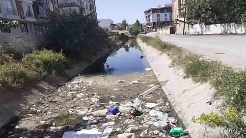 Van'da sulama kanalları çöplerle doldu