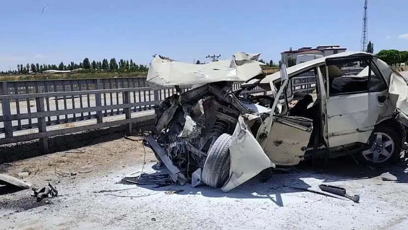 Van'da tır otomobile çarptı 4 yaralı