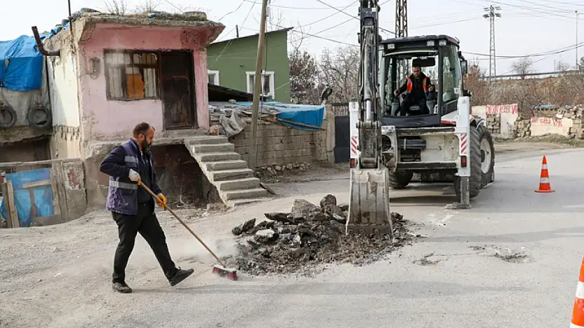 Van'da yol bakım onarım çalışmaları sürüyor